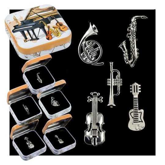 Silver trumpet pin + decorated box Silver trumpet pin + decorated box