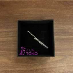 Pin flauta travesera plateado + cajita