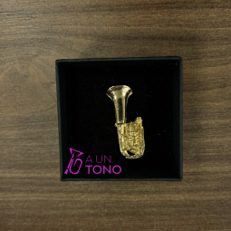 Pin tuba dorado + cajita
