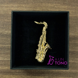 Pin saxo dorado + cajita