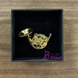 Pin trompa dorado + cajita