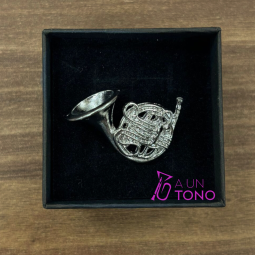 Pin trompa plateado + cajita